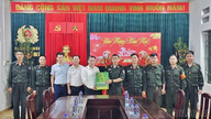 Le quartier de Cam Duong rend visite aux forces de l'ordre en service pendant le Têt et leur présente ses vœux de Nouvel An, ainsi qu'aux travailleurs de l'environnement la veille du Nouvel An.