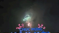 Mensen keken vol spanning naar de vuurwerkshow in Thong Nhat Park.