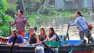 Wisatawan internasional menyewa perahu untuk menyusuri kanal dan jalur air, serta menikmati Tet (Tahun Baru Imlek Vietnam) di Delta Mekong.