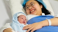 Beundrer 'Den Gyldne Hest', der foretager sit første besøg på Central Obstetrics and Gynecology Hospital.