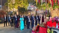 Provinsledare offrar rökelse för att hylla president Ho Chi Minh och andra förfäder.