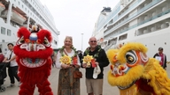 Met de verwelkoming van twee luxe cruiseschepen en bijna 2.500 internationale toeristen op de eerste dag van het nieuwe jaar, bevestigt het toerisme in Quang Ninh opnieuw zijn sterke aantrekkingskracht.