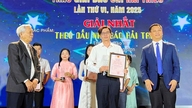 Nguyen Khoa Diem ile bir fincan bahar çayı eşliğinde.