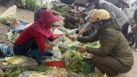 Am zweiten Tag von Tet (dem chinesischen Neujahr) herrschte auf den lokalen Märkten in Hai Phong reges Treiben, und viele Supermärkte öffneten wieder.