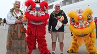 Udenlandske turister strømmer til Vietnam på den første dag i det kinesiske nytår, og "lykkedagsturismen" boomer i den nye æra.