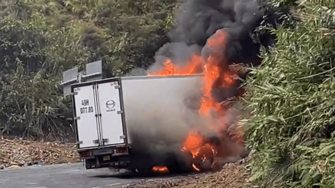 Khanh Hoa: Trak terbakar di laluan Khanh Le, menyebabkan kesesakan lalu lintas.