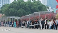 A holdújév harmadik napján több tízezer ember látogatta meg ünnepélyesen Ho Si Minh elnök mauzóleumát.