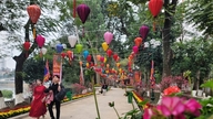 Warga Giang Vo merayakan Tahun Baru Imlek dengan aman.