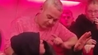 Pasagerii se luptă în aer, avionul a aterizat de urgență.