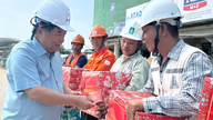 グエン・チー・ズン副首相が、APEC2027関連プロジェクトの作業員にテト（旧正月）の贈り物を贈呈した。