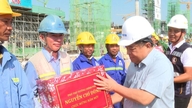 Il vice primo ministro Nguyen Chi Dung ha visitato e porso gli auguri di Capodanno alle squadre di operai impegnate nei progetti APEC a Phu Quoc.
