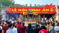 Folk strømmer til Tran-templet i Nam Dinh i begyndelsen af ​​året.
