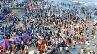 La plage de Vung Tau était bondée l'après-midi du 4e jour du Têt (Nouvel An lunaire), avec un afflux soudain de 66 000 visiteurs.