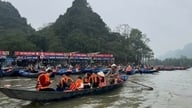 Huong Pagoda -turismifestivaali 2026 tarjoaa ilmaisen sisäänpääsyn kiinalaisen uudenvuoden kuudenteen päivään asti, ja liikenne on hyvin järjestettyä eikä ruuhkia ole.