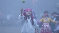 Billeder af Hmong-folkets forårsfestival er svagt synlige midt i skyerne.