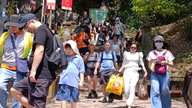 Mramorové hory byly plné aut a turisté se stáli v dlouhých frontách, aby se mohli vyšplhat na Thuy Son.