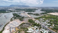 Vejen, der forbinder det 5 milliarder dollar dyre petrokemiske kompleks i Ho Chi Minh City, er under opførelse efter næsten 6 år.