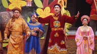 Folk deltager i afslappet grad i Go Dong Da-festivalen, der mindes Kong Quang Trung.