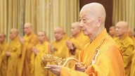 Patriark Agung Thich Tri Quang merasmikan Perhimpunan Dharma Buddha Perubatan di Pagoda Nasional Vietnam.