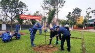 Comandamentul Regiunii 1 a Gărzii de Coastă participă la „Festivalul de plantare a copacilor în memoria președinților Ho Și Min”.
