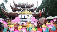 Das Huong Pagoda Tourism Festival 2026 wird offiziell eröffnet und begrüßt Zehntausende von Besuchern.