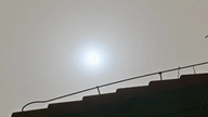 Een ongewone 'blauwe zon' verscheen te midden van een zandstorm in Peking.