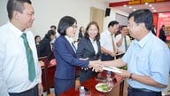 Sekretær for An Giang Provincial Party Committee, Nguyen Tien Hai, besøger og sender nytårshilsner til virksomhederne.