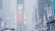 New York City lukker hele trafikken ned på grund af historisk snestorm.