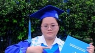 Kvinnlig student tar examen från "hett" huvudämne vid Ho Chi Minh City University of Technology med perfekt resultat.