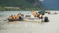 Pai e filho são elogiados por resgatarem pessoas após um naufrágio no rio Gianh.