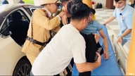 Cảnh sát giao thông mở đường, kịp thời đưa người bị thương đi cấp cứu