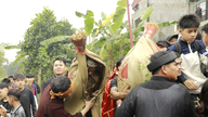Unikt og usædvanligt: ​​Buddha-støbningsfestivalen - Måttestjæling i Tam Duong Bac.