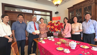 Líderes da cidade de Ho Chi Minh visitam e parabenizam médicos de destaque.