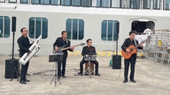 Krydstogtspassagerer, der ankommer til Ha Long-bugten, bydes velkommen med musik.