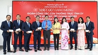 Tran Thi Thanh Huong, vicesecretaris van het partijcomité van de provincie An Giang, bezoekt bedrijven en wenst hen een gelukkig nieuwjaar aan het begin van het nieuwe jaar.