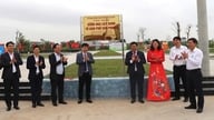 Bringing the Van Phong flower garden and green space project in An Hai ward into use.