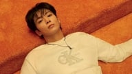 Jungkook din BTS recreează moda anilor '90.