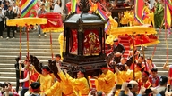 The legend of the "flying palanquin" in the Ba Trieu Temple Festival.
