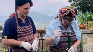 Turiștii occidentali se bucură de experiența preparării orezului lipicios în tuburi de bambus în Pu Luong.