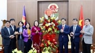 Kansalliskokouksen varapuheenjohtaja Nguyễn Thi Thanh onnittelee Vietnamin lääkäripäivää.