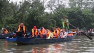 Lapan pemandu bot didenda kerana tidak memakai jaket keselamatan semasa Festival Pagoda Huong.