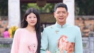 MC Binh Minhin 176 cm pitkä tytär sekä Quynh Ngan ja Viet Anhin tytär matkustavat onnellisina yhdessä.