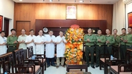 Hue City Politi besøgte og lykønskede lægefaciliteter på de vietnamesiske lægers dag den 27. februar.