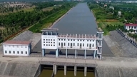 Discussing solutions to address environmental pollution in the Bac Hung Hai irrigation system.
