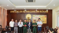 Le vice-président permanent du Comité populaire provincial de Lam Dong, Le Trong Yen, a rendu visite aux gardes-frontières et les a félicités à l'occasion de leur Journée traditionnelle.