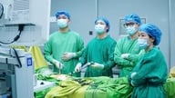 ស្ត្រី​រូប​នោះ​មាន​ដុំ​សាច់ teratoma ដ៏​កម្រ​ពីរ​នៅ​ក្នុង​ពោះ និង​អូវែរ​របស់​នាង។