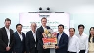 Руководители города Хошимин посетили компанию HEINEKEN Vietnam и поздравили ее с Новым годом.