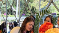 The flower arrangement competition "Radiant Spring Colors of Lam Vien - Da Lat" is bustling with activity.