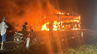 Explozia unei anvelope a provocat incendiile unui autobuz de dormit pe șoseaua de ocolire estică a orașului Dak Lak.