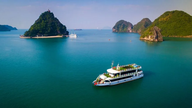 Inspecionando as condições de segurança das embarcações turísticas na Baía de Ha Long.